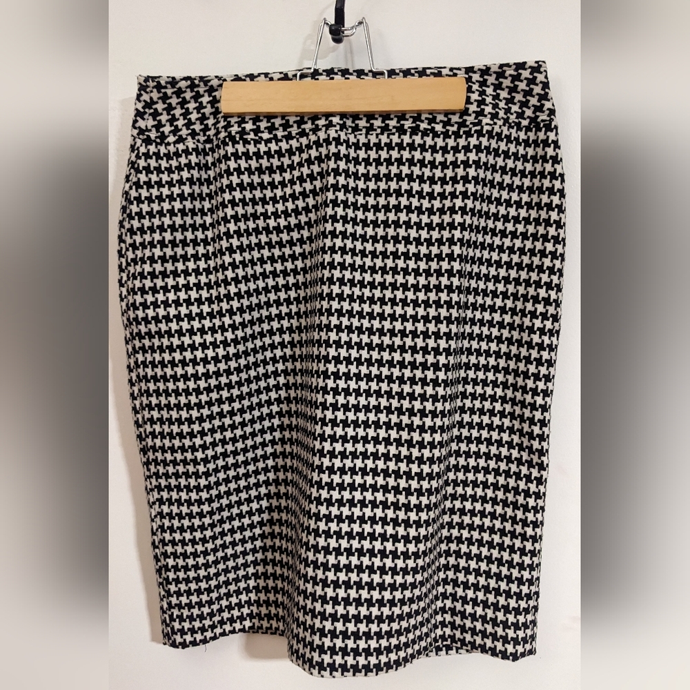 Classic Black & White Houndstooth A-Line Skirt